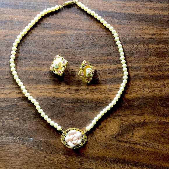 1928 Beautiful Vintage porcelain Rose pierced earrings. - Picture 1 of 4